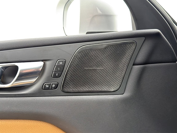 Volvo XC60 13 of 30