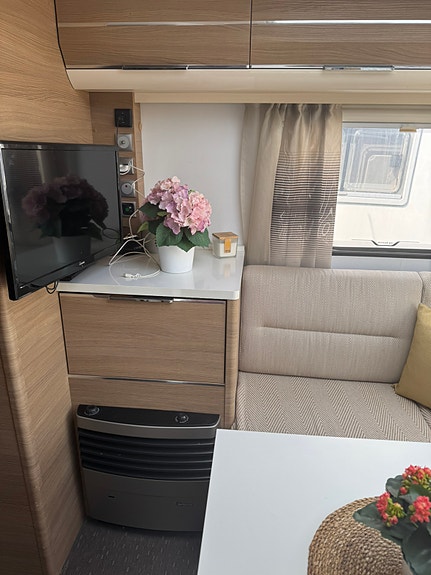 Adria Adora 593 up 6 of 6