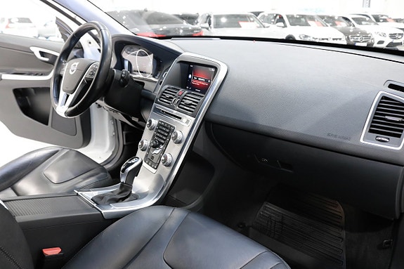 Volvo XC60 12 of 28