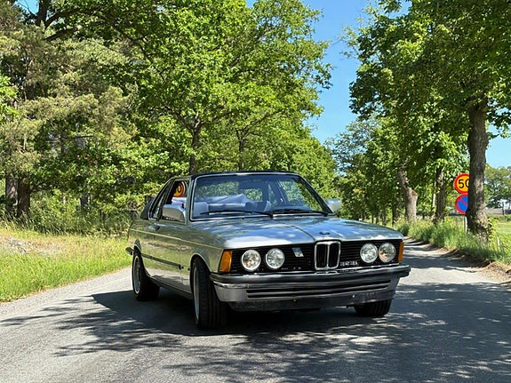 BMW 323i 2 of 5