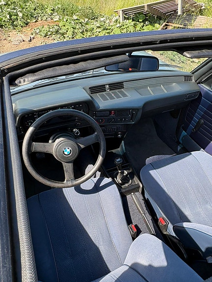 BMW 323i 3 of 5