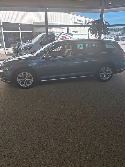 Volkswagen Passat Alltrack 2 of 4