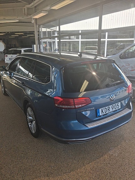 Volkswagen Passat Alltrack 3 of 4