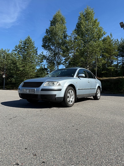 Volkswagen Passat 2 of 22