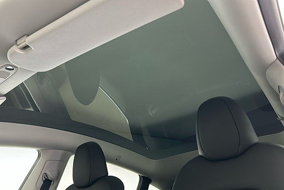 Tesla Model Y 17 of 27