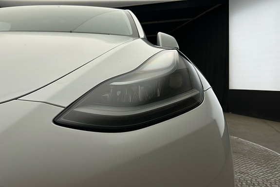 Tesla Model Y 10 of 27