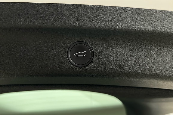 Tesla Model Y 14 of 27
