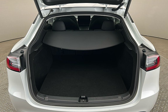 Tesla Model Y 13 of 27