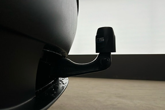 Tesla Model Y 16 of 27