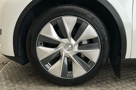 Tesla Model Y 11 of 27