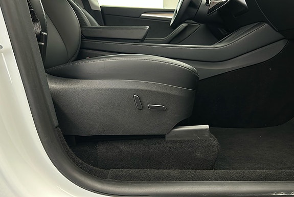 Tesla Model Y 20 of 27