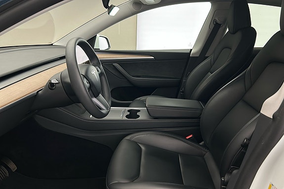 Tesla Model Y 9 of 27