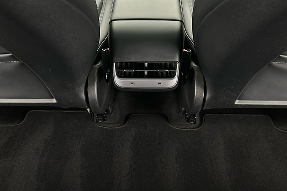 Tesla Model Y 24 of 27