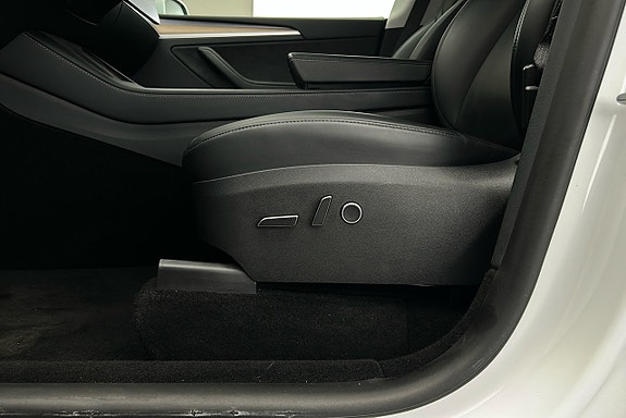 Tesla Model Y 19 of 27
