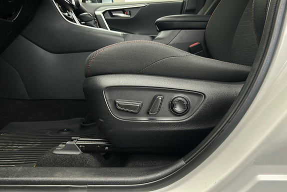 Toyota RAV4 Plug-in Hybrid 18 of 27