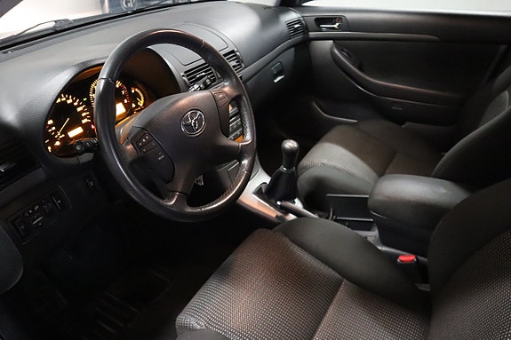 Toyota Avensis 7 of 18