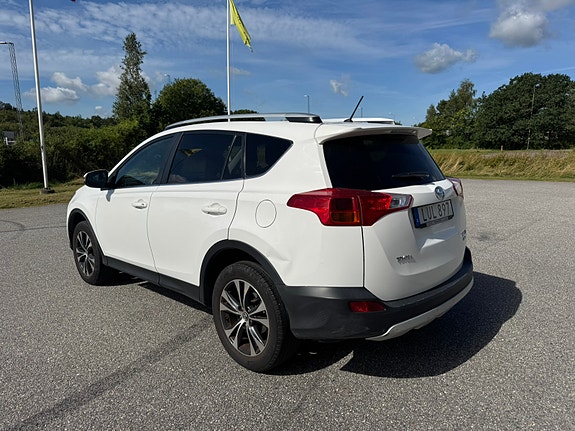 Toyota RAV4 4 of 8