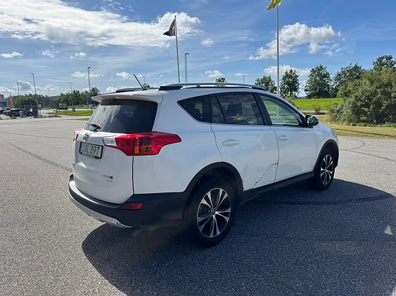 Toyota RAV4 3 of 8