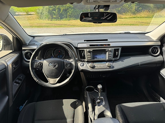 Toyota RAV4 5 of 8