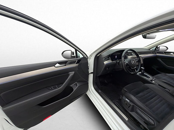 Volkswagen Passat 16 of 30