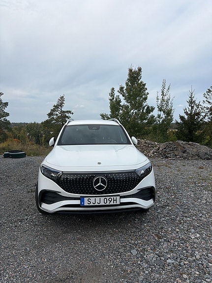 Mercedes-Benz EQB250+ 2 of 5