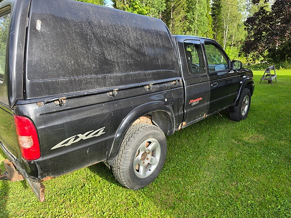 Mazda B2500 4 of 9