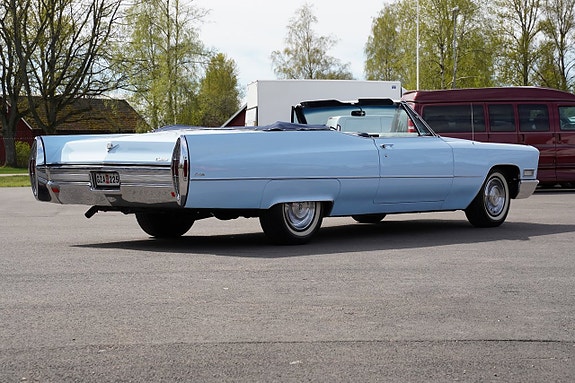 Cadillac Deville 2 of 27
