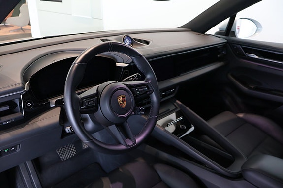 Porsche Macan 4 5 of 9