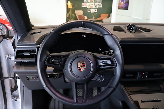 Porsche Macan 4 8 of 9