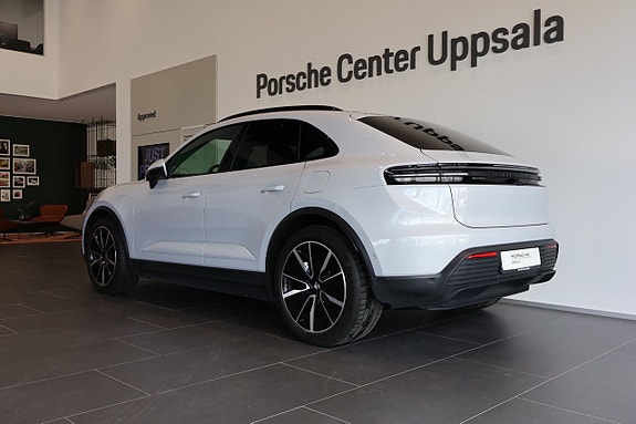 Porsche Macan 4 4 of 9