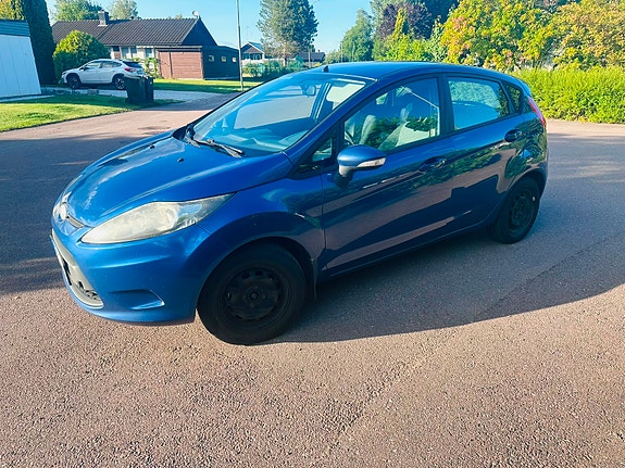 Ford Fiesta 2 of 5
