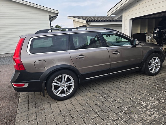Volvo XC70 2 of 10