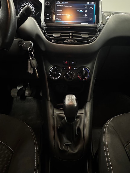 Peugeot 208 13 of 17