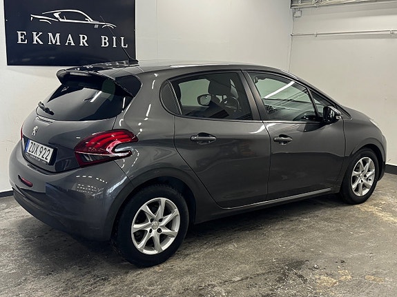 Peugeot 208 3 of 17
