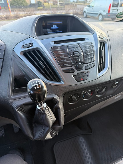Ford Tourneo Custom 16 of 23