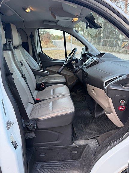 Ford Tourneo Custom 10 of 23
