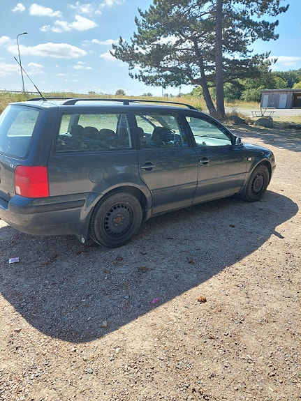 Volkswagen Passat 2 of 4