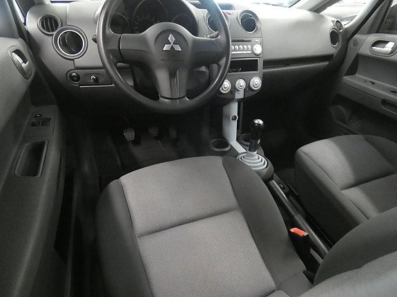 Mitsubishi Colt 7 of 15