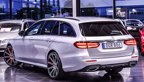 Mercedes-Benz E220 2 of 23