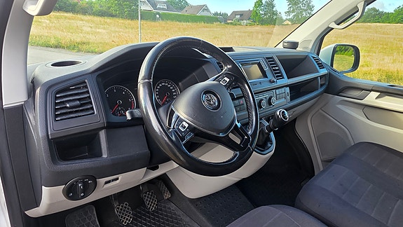 Volkswagen Caravelle 11 of 15