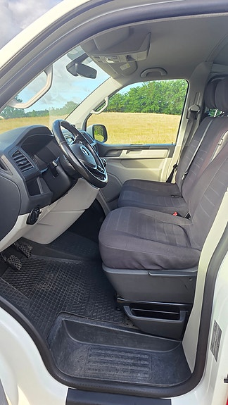 Volkswagen Caravelle 10 of 15
