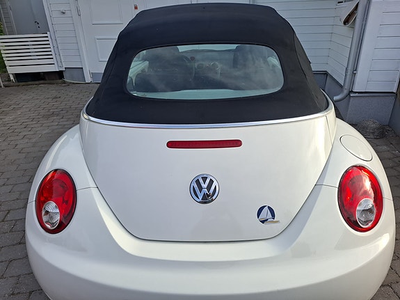 Volkswagen New Beetle 3 of 5