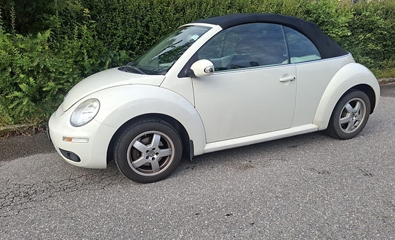 Volkswagen New Beetle 2 of 5