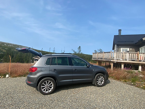 Volkswagen Tiguan 2 of 6