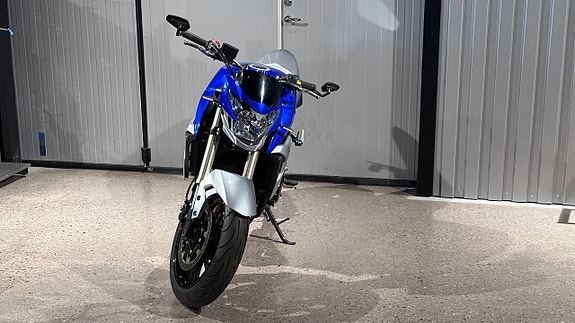 Suzuki GSR750 2 of 3