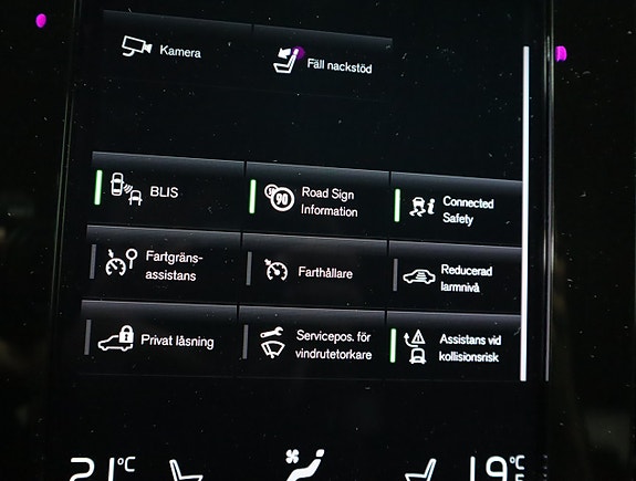 Volvo XC40 17 of 23