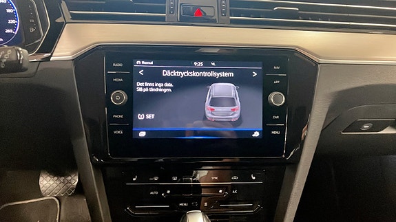 Volkswagen Passat 9 of 14