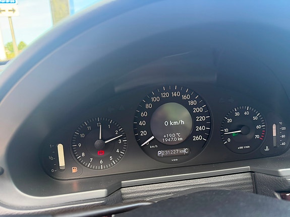 Mercedes-Benz E200 8 of 11