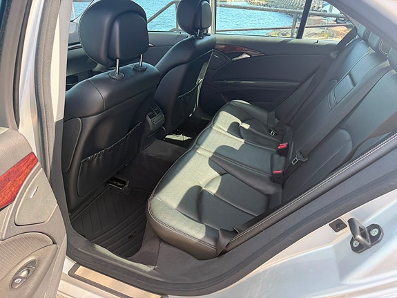 Mercedes-Benz E200 4 of 11