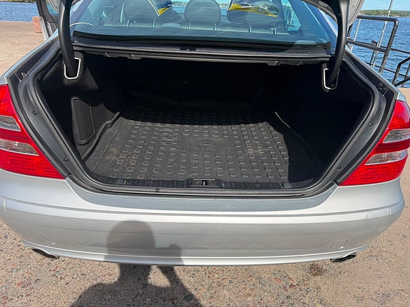 Mercedes-Benz E200 6 of 11